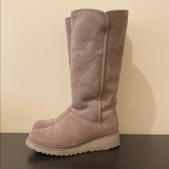 UGG Women's Suede Boots in Taupe. Size 6
